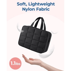 Beauty case da viaggio sospeso in nylon trapuntato nero leggero con manico superiore