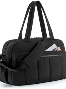 Détails du matelassage vertical et poche frontale zippée de ce sac de fitness noir