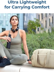 Photo lifestyle d'un sac de voyage fitness beige ultra léger pour femmes en extérieur