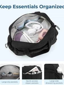 Détail du sac de fitness matelassé noir montrant les poches et le compartiment latéral