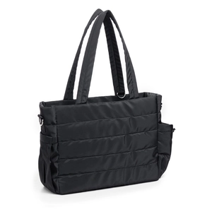 Detail der schwarzen Stepptasche mit horizontalen Nähten und weicher Nylon-Textur-Oberfläche