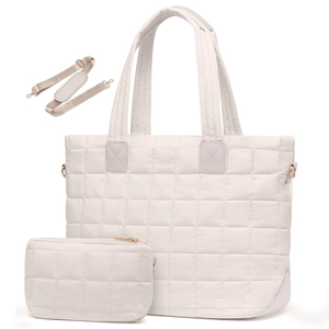 Vue détaillée du sac cabas matelassé blanc avec pochette assortie et détails dorés