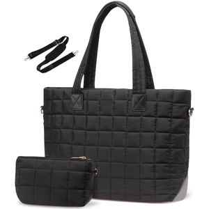 Détail d'un ensemble de sac cabas matelassé noir avec pochette et bandoulière