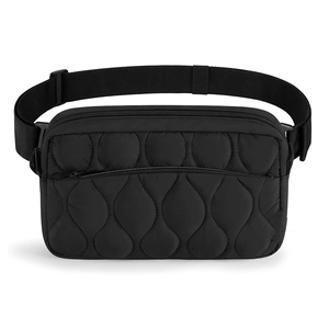 Detail van zwarte gewatteerde heuptas met verstelbare riem en nylon stof met golfpatroon