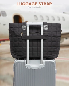 Détail du sac fourre-tout noir matelassé avec sangle de bagage pratique pour les voyages