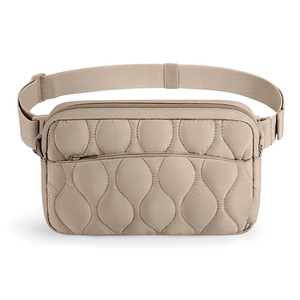 Detail van de gewatteerde latte beige heuptas met golfstiksel en verstelbare riem