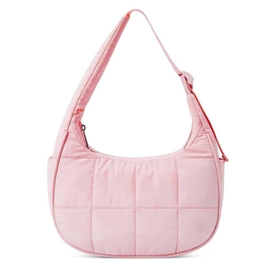 Sac bandoulière en nylon matelassé rose avec sangle réglable et forme demi-lune minimaliste