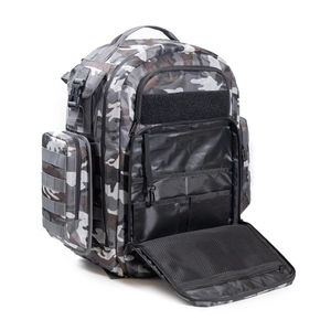 Detailansicht des Camouflage-Taktikrucksacks mit MOLLE-System und mehreren Fächern