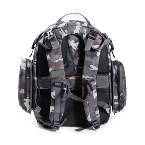 Detailsicht auf das atmungsaktive Polstersystem und die Gurte am Camouflage-Taktikrucksack