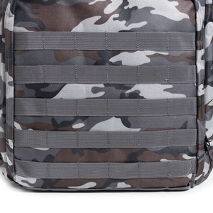 Makroansicht des taktischen Tarnrucksacks mit robustem 5-reihigem MOLLE-System-Gurtband