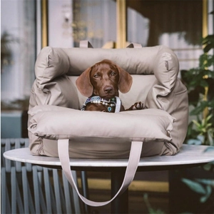 Détail du siège auto étanche pour animaux kaki en tissu matelassé avec poignées de transport