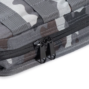 Nahaufnahme von robustem Camo-Nylongewebe und robustem Doppelreißverschluss am Rucksack