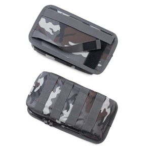 Detailansicht der Camouflage-Taktiktaschen mit MOLLE-System und robusten Metallreißverschlüssen