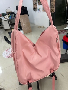 Vue détaillée du sac à bandoulière rose en nylon avec boucle pour tapis de yoga