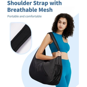 Détail d'un sac de sport noir avec bandoulière en maille respirante et design portable