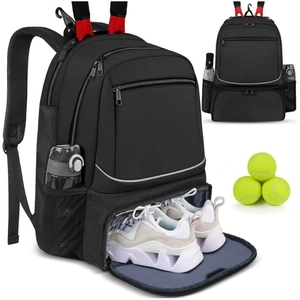 Dettaglio dello zaino sportivo con scomparto scarpe separato e slot per racchette da tennis