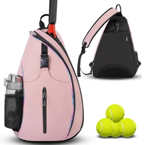 Dettaglio borsa sportiva rosa con tasca laterale a rete per borraccia e palline da tennis