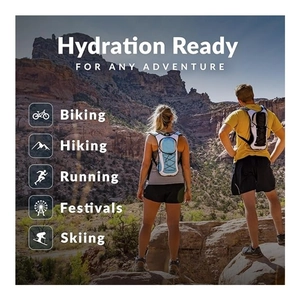 Trinkrucksack zum Wandern und Radfahren an Models in einer malerischen Canyon-Landschaft