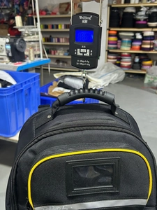 Detail showing high-capacity electrician tool backpack weight measurement of 1.865kg