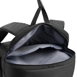 Dettaglio dello scomparto imbottito per laptop e del tessuto ripstop dello zaino sportivo