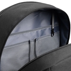 Dettaglio dell'interno dello zaino con tasche a rete e gancio di sicurezza per organizzare