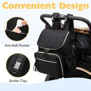 Détail du sac à langer matelassé avec clips pour poussette et poche antivol pratique