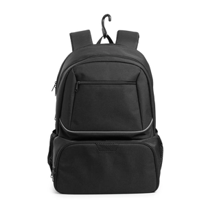 Dettaglio dello zaino sportivo nero che mostra il tessuto resistente e vari scomparti con zip
