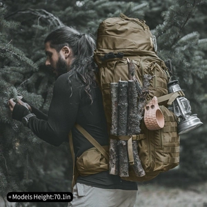 Seitenansicht des taktischen Rucksacks mit MOLLE-System und Outdoor-Ausrüstung im Wald