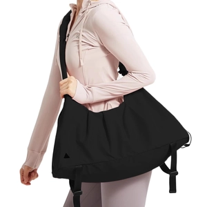 Borsa da palestra nera da donna con design a pieghe e cinghie regolabili su sfondo bianco
