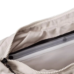 Dettaglio della borsa sportiva con scomparto interno impermeabile in plastica trasparente