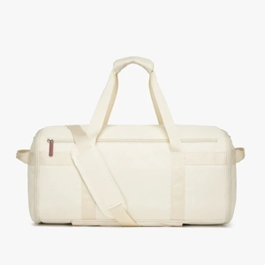 Bolso de viaje fitness blanco crema versátil con correas ajustables y múltiples bolsillos