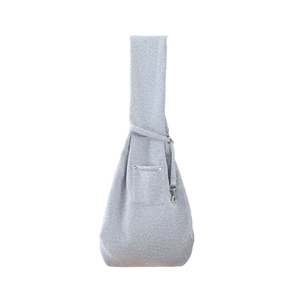 Détail du sac de transport gris pour animaux avec poche avant et boucle de sécurité