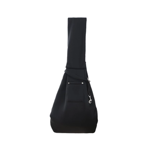 Détail du sac à bandoulière noir pour animaux avec boucle métallique et poche de rangement