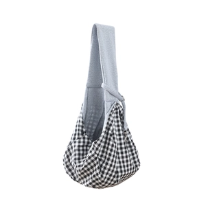 Détail du sac de transport pour animaux avec motif à carreaux noir et blanc et crochet