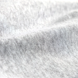 Détail du tissu en maille gris chiné montrant la texture douce du sac de transport pour chat