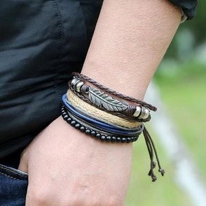 Bracelet multicouche rétro pour hommes avec breloque feuille et couches de corde de chanvre
