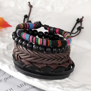 Ensemble de bracelets bohèmes avec cuir tressé et motifs ethniques sur plateau