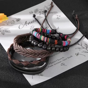 Ensemble de bracelets bohèmes avec cuir tressé, perles et bandes ethniques tissées