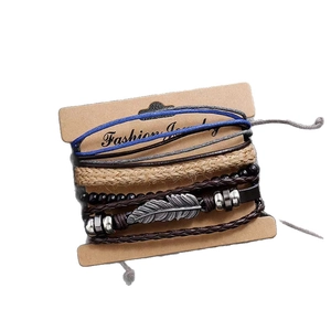 Bracelet multicouche en cuir tressé vintage avec pendentif plume argentée pour homme