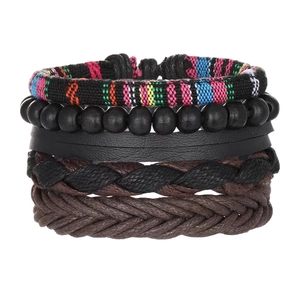 Lot de quatre bracelets multicouches en cuir bohème avec perles en bois et motifs ethniques