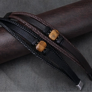 Bracciale vintage da uomo con occhio di tigre e chiusura magnetica su fondo testurizzato