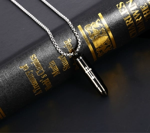 Detailopname van zwarte kogelhanger met wit kruis op een klassiek boek