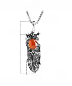 Détail du pendentif plume en acier titane avec pierre orange et chaîne de 60cm