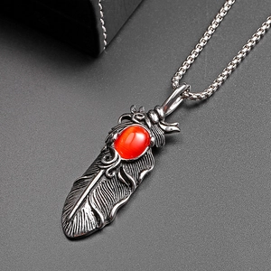 Collier plume vintage en acier titane avec pendentif œil de chat rouge éclatant