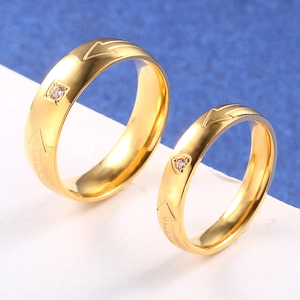 Goldene Pärchenringe aus Edelstahl mit Pfeilmuster, Zirkon-Inlay und YOU ARE Gravur
