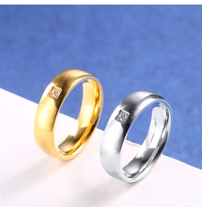 Bagues de couple en acier titane poli avec zircons carrés en tons or et argent