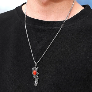 Collier avec pendentif plume vintage en acier et pierre rouge sur chaîne rustique