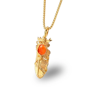 Collier pendentif plume dorée avec pierre orange et chaîne vénitienne sur fond blanc
