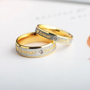 Gros plan de bagues de couple Forever Love avec finition brossée bicolore or et argent