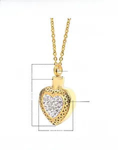 Dettaglio pendente a cuore dorato con dimensioni 30mm altezza e catena da 50cm